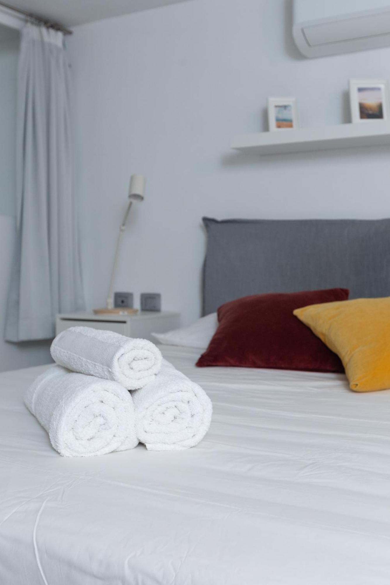 White And Brown Exclusive Loft With Terrace - Free Parking - M2 Station Apartment Milano Ngoại thất bức ảnh