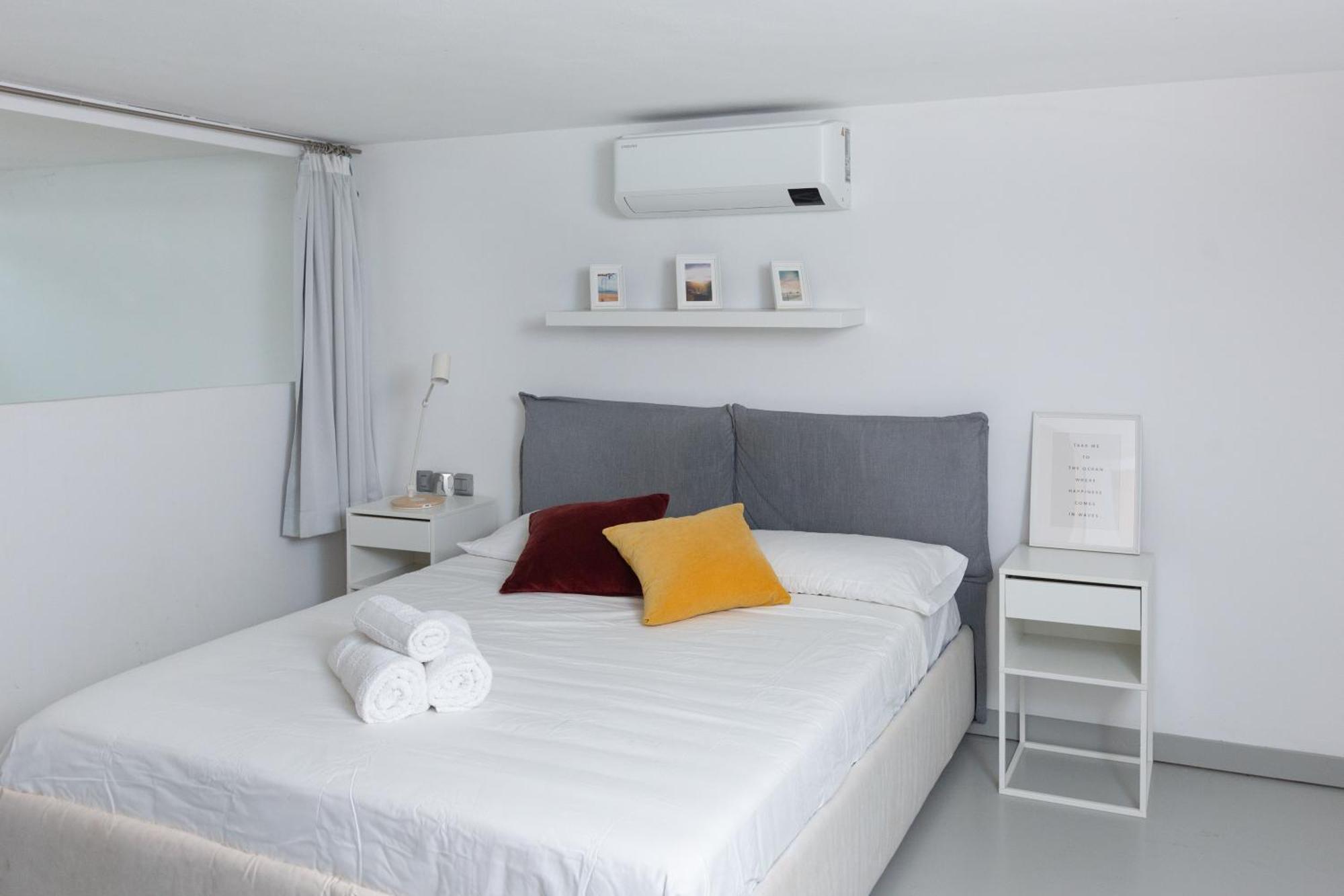 White And Brown Exclusive Loft With Terrace - Free Parking - M2 Station Apartment Milano Ngoại thất bức ảnh